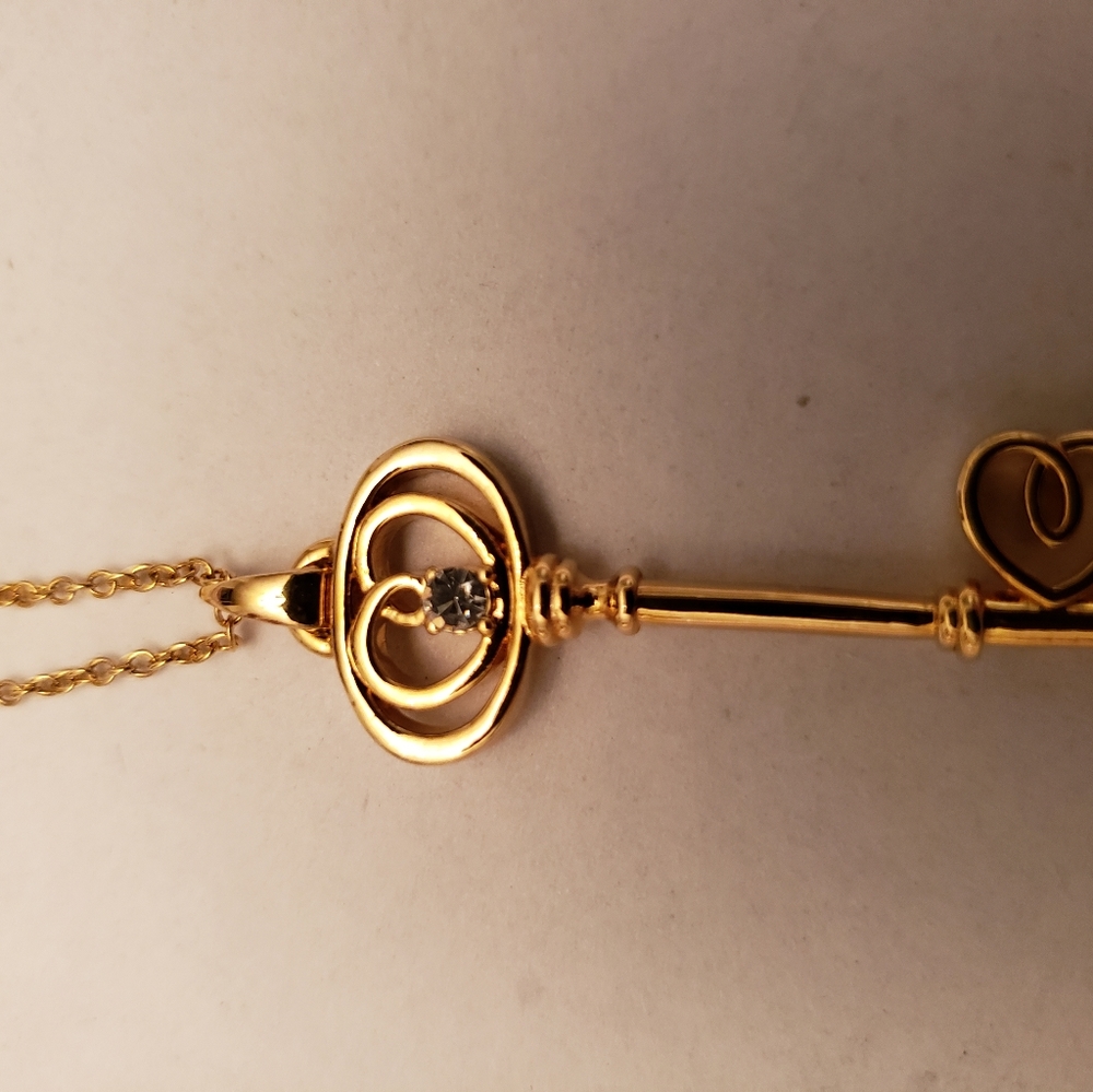 Necklace w key pendant with cz